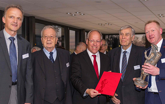 Übergabe Urkunde und bronzener Leineweber
