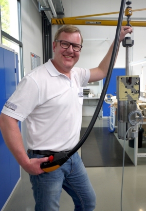 BERG-Mitarbeiter Thorsten Oldemeier präsentiert einen reparierten „Starenkasten“.